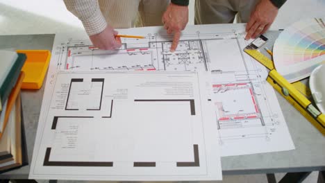 arquitectos que revisan los planos de las casas