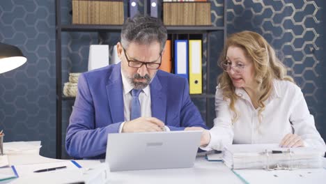 hombre y mujer trabajando juntos en la oficina están compitiendo contra el tiempo.