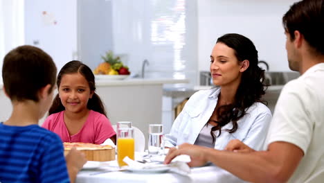 Familia-Dando-Las-Gracias-Antes-De-La-Cena