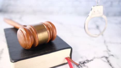 martillo, libro y esposas - justicia y aplicación de la ley