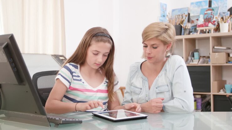 Madre e figlia che usano il tablet a casa