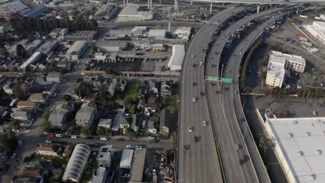 San-Francisco-Highway---Vorort-über-Dem-Wasserwagen,-4K-Antenne