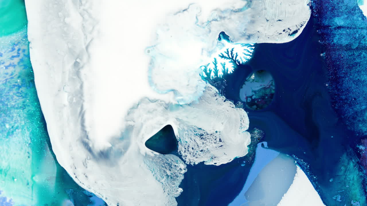 retiro de la tinta abstracta de plata blanca que fluye a través del patrón azul oscuro