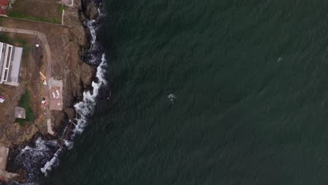 Toma-Aérea-De-Las-Olas-Del-Mar-Negro-Chocando-Contra-La-Costa-De-Estambul