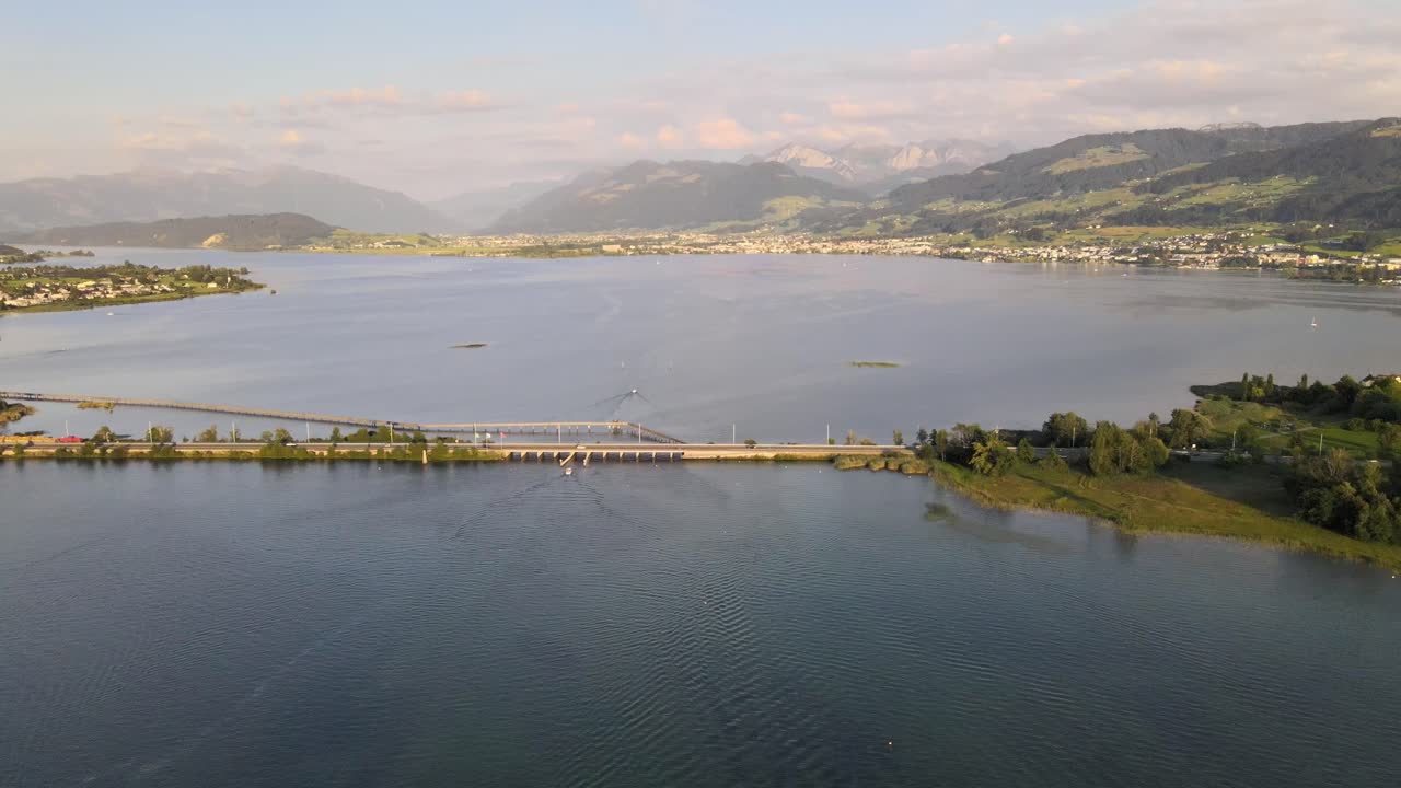 여름 저녁 래퍼스빌과 허든 사이의 다리를 내려다보며 옆으로 날아가는 공중 드론