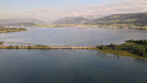 Luftdrohne,-Die-An-Einem-Sommerabend-Seitlich-über-Die-Brücke-Zwischen-Rapperswil-Und-Huren-Fliegt