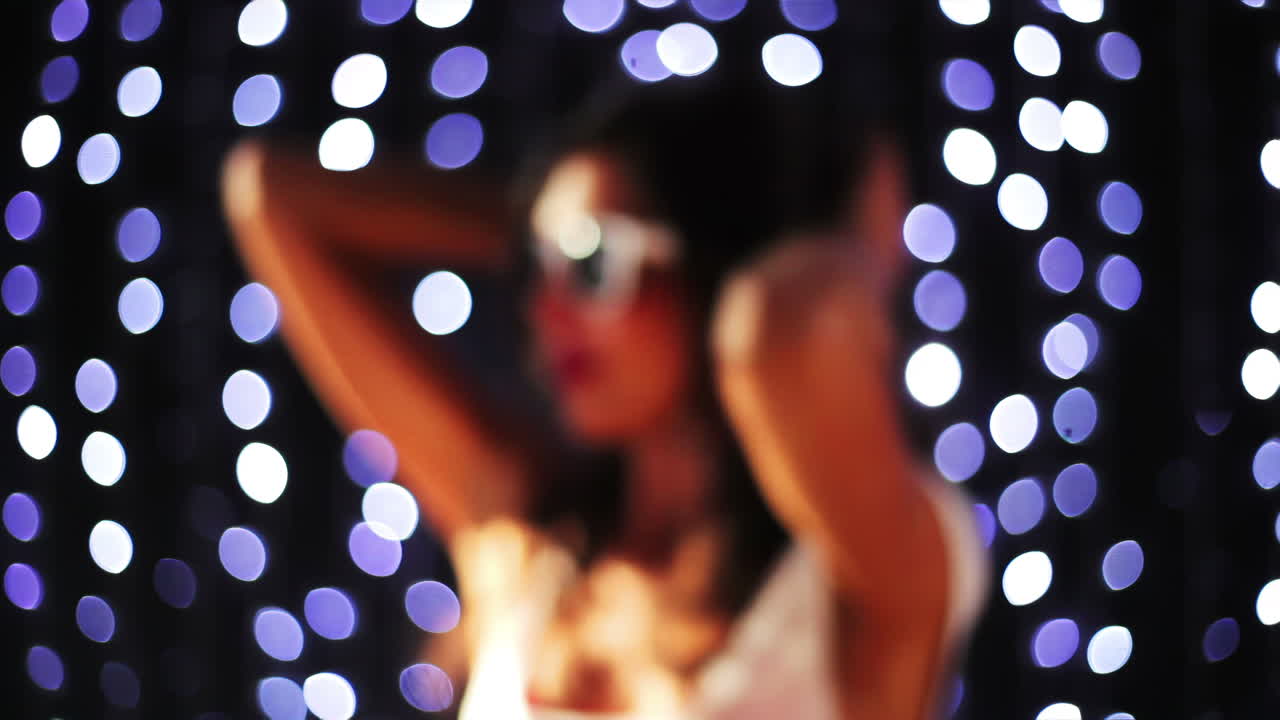 mujer borrosa bailando en un club nocturno
