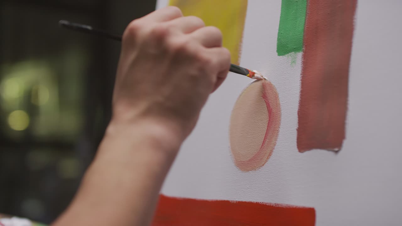 artista pintando a mano el círculo con el pincel