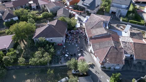 órbita de alto ángulo alrededor de bailarines tradicionales que se mueven en movimiento circular en el festival etnográfico pereiro de aguiar lonoa españa