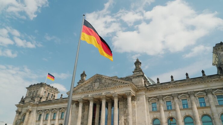 deutsche flagge am reichstag in berlin