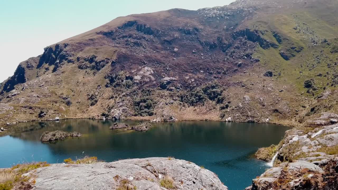 video diurno de 4k con un hermoso lago azul profundo en los andes peruanos en las lagunas de pichgacocha en ambo, huanuco