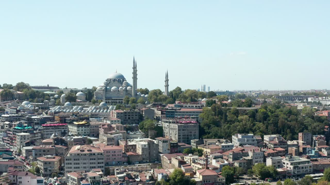hermosa mezquita en una colina en estambul en un día de cielo azul claro con gaviotas en el marco, vista aérea a la derecha