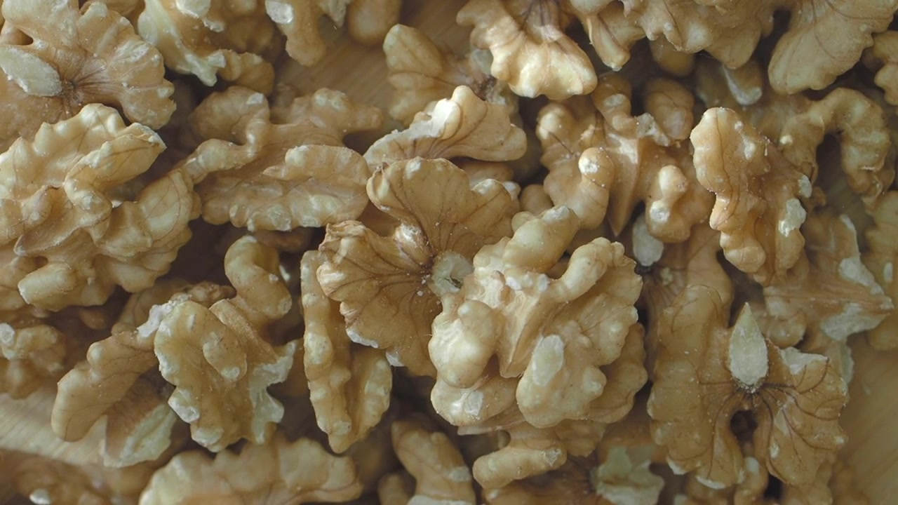 Nueces cayendo sobre una superficie de madera