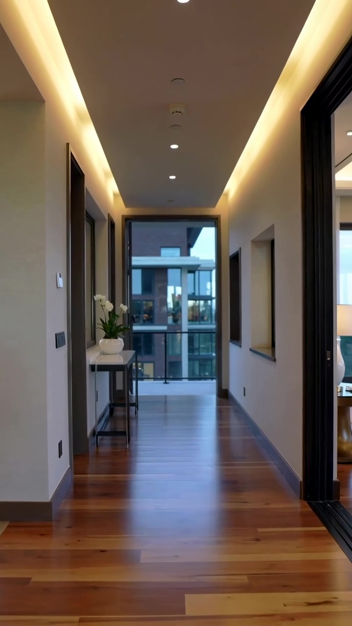 Video verticale: Telecamera che parte dall'ingresso, si muove lungo il corridoio, mostrando parquet, consolle e balcone.