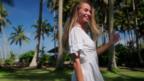 una mujer hermosa en una playa tropical.