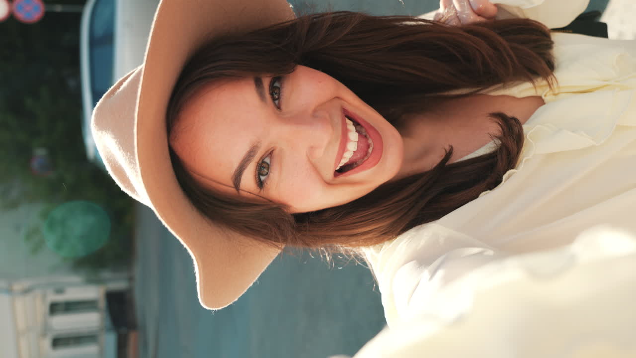 una mujer feliz tomando una selfie.