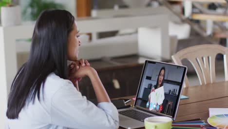 Mujer-Caucásica-Usando-Una-Computadora-Portátil-En-Una-Videollamada-Con-Una-Colega-Que-Trabaja-Desde-Casa