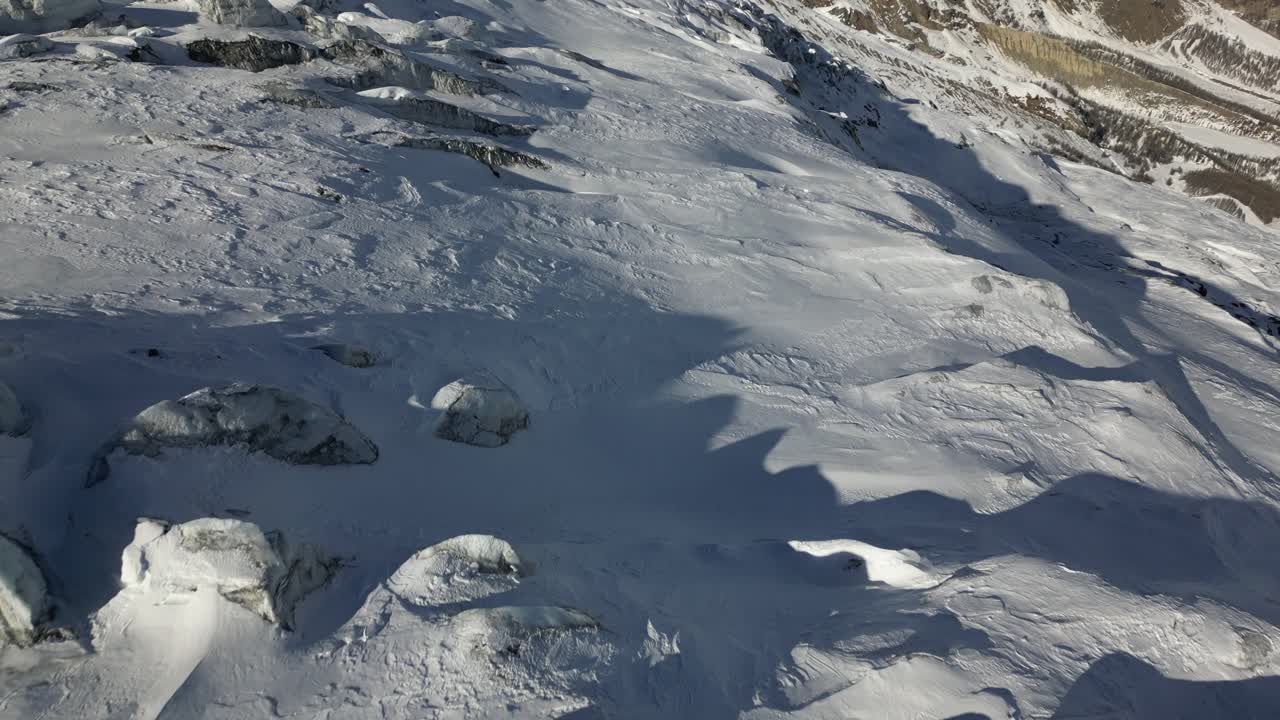 vista aérea de un glaciar en los alpes suizos, paisaje invernal, suelo nevado