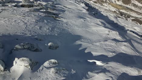 Vista-Aérea-De-Un-Glaciar-En-Los-Alpes-Suizos,-Paisaje-Invernal,-Suelo-Nevado