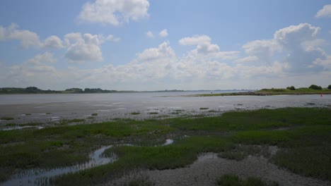 Marea-Entrando-En-El-Estuario-Del-Río-Con-El-Paso-De-Los-Barcos-Y-Alimentando-A-Las-Aves-Marinas-En-Un-Día-Soleado-De-Verano-Con-Nubes-Blancas-Esponjosas,-Lapso-De-Tiempo-60x-En-El-Río-Wyre,-Fleetwood,-Lancashire,-Inglaterra,-Reino-Unido