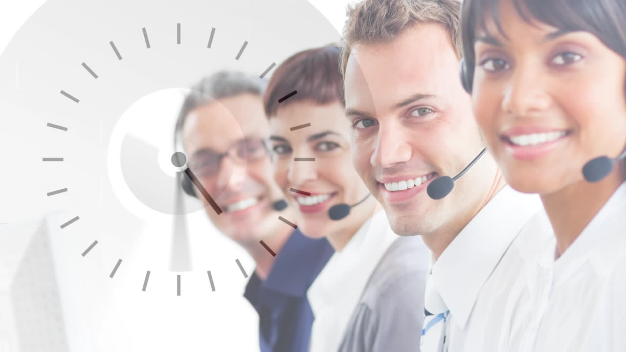 equipo de centro de llamadas feliz con el reloj