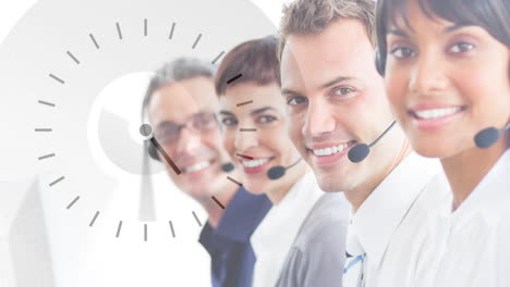 equipo de centro de llamadas feliz con el reloj