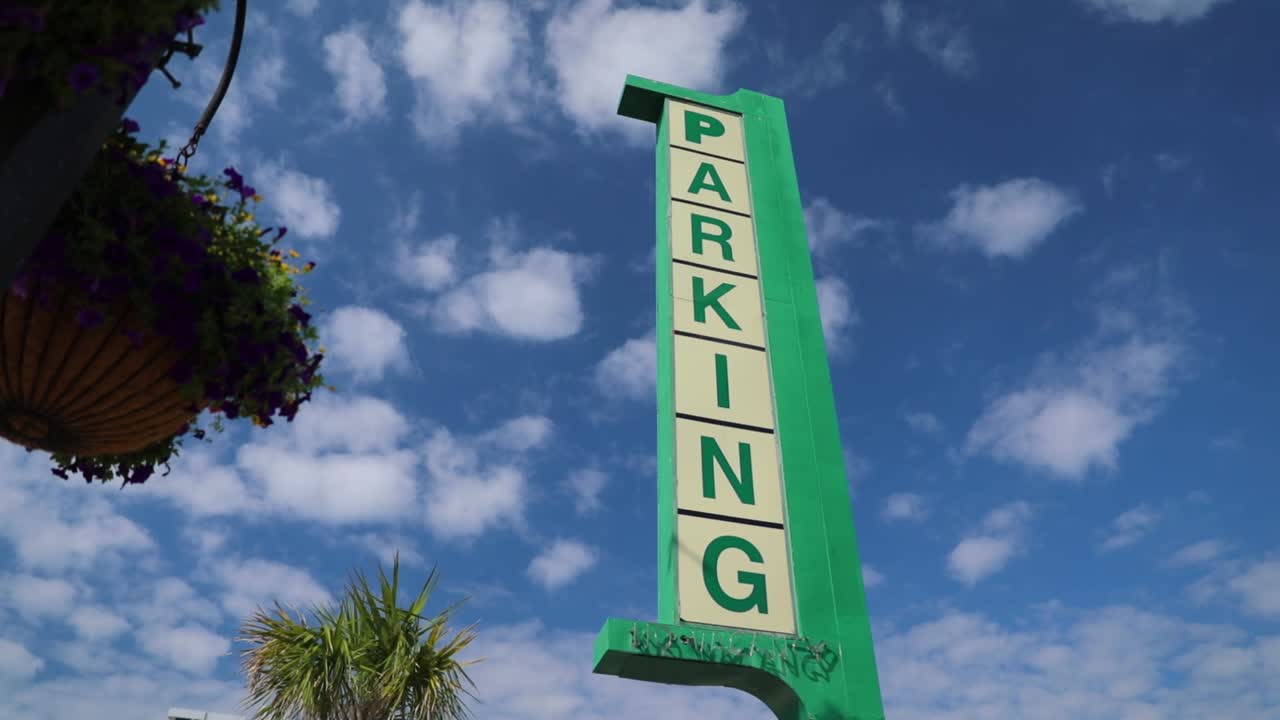 imagen de paralaje de un viejo cartel de estacionamiento en myrtle beach, carolina del sur
