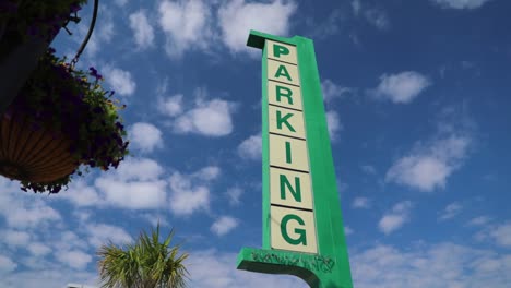 Toma-De-Paralaje-Push-in-De-Una-Antigua-Señal-De-Estacionamiento-En-Myrtle-Beach,-Carolina-Del-Sur