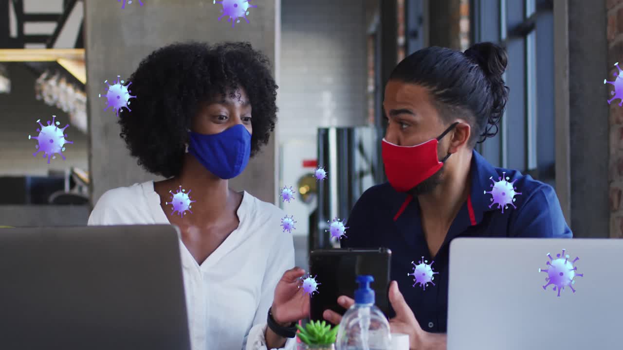 사무실에서 태블릿을 사용하여 얼굴 마스크를 입은 두 인종의 여성에 대한 코로나 19 세포의 애니메이션