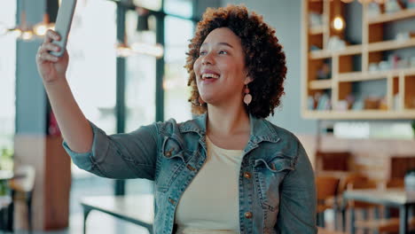 Black-woman,-phone-and-smile-for-selfie