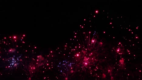 coloridos fuegos artificiales explotando en el cielo nocturno. celebraciones y eventos en colores brillantes.