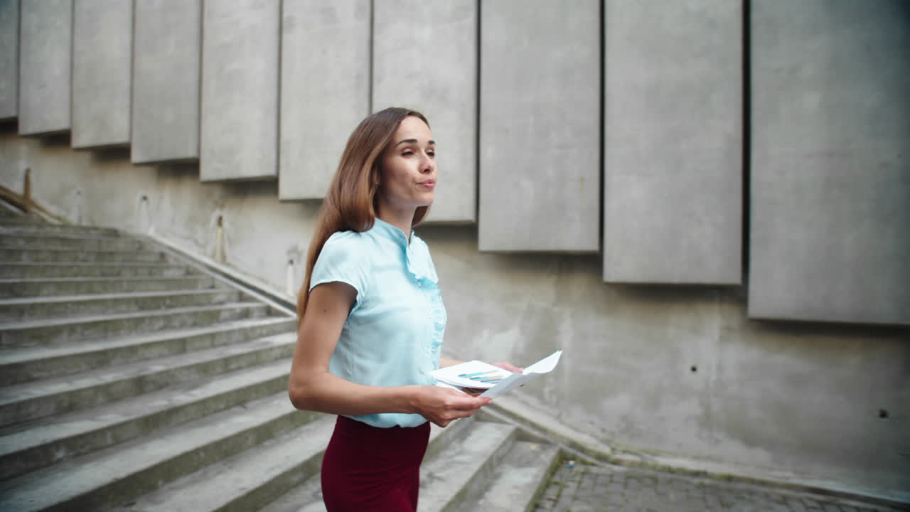 mujer de negocios caminando por las escaleras de la ciudad