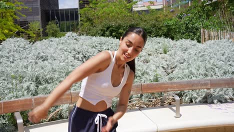 mujer joven haciendo ejercicio al aire libre
