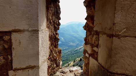 la increíble naturaleza de las montañas de gran sasso vista a través de la brecha de la fortaleza