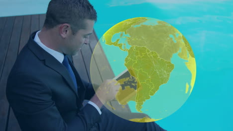 animación del globo amarillo, sobre el hombre de negocios por la piscina usando la tableta