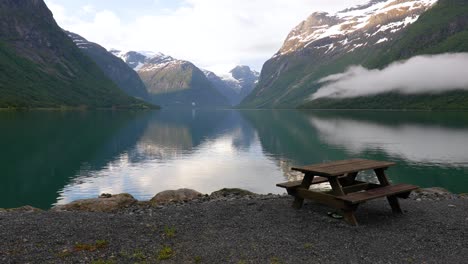 Schöne-Natur-Norwegen-Lovatnet-See.