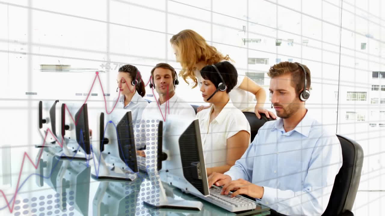 animación del procesamiento de datos financieros sobre diversas personas de negocios en la oficina