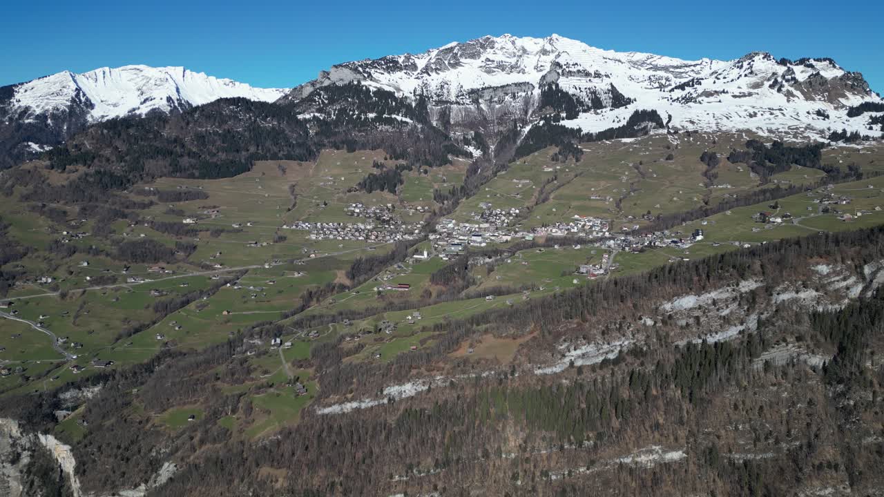 amden weesen suiza pueblo en el valle de la montaña en un día soleado