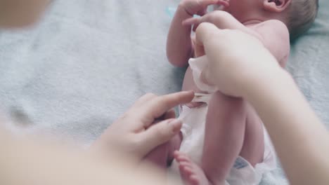 Mutterhände-üben-Die-Nabelschnurpflege-Des-Neugeborenen