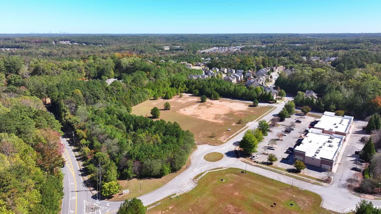 Boligbyggeri i South Fulton, naturlige skovområder, rækkehuse og ejerlejligheder, Butner Road, Springbox Dr, Fairburn, Atlanta, Georgia, luftfoto