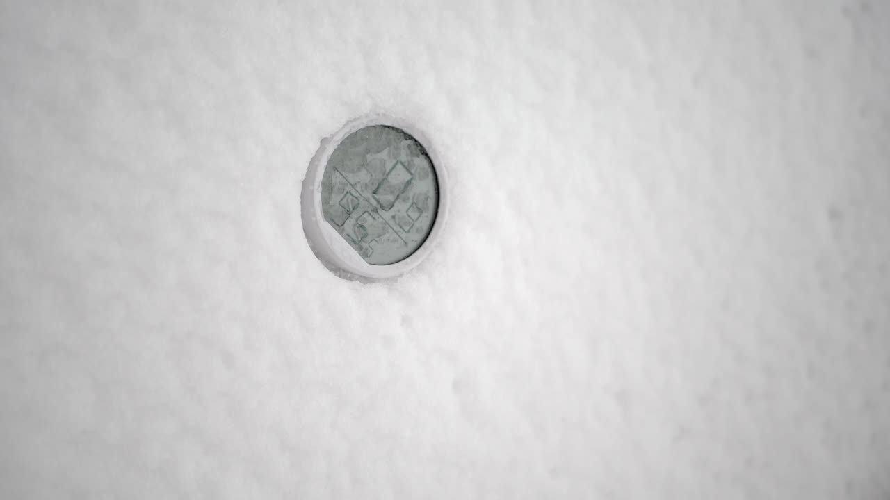 Display del termometro digitale coperto di neve fresca
