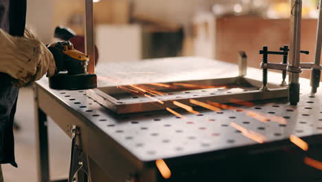 metal, trabajo y manos con molienda