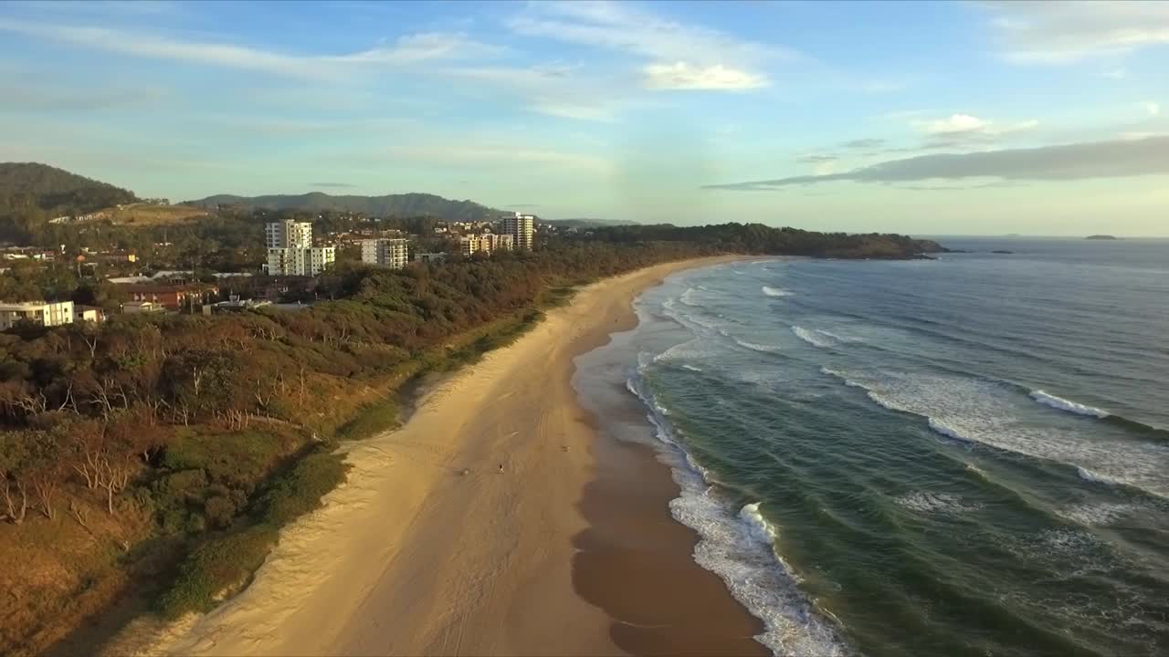un dron aéreo disparó sobre la playa de coffs harbour viajando hacia el norte por la costa