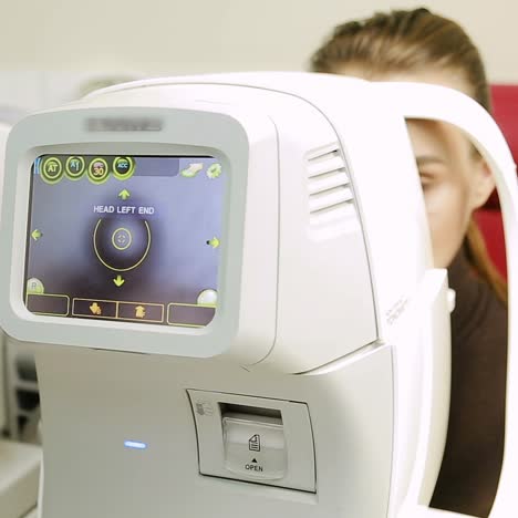 optometrista examinando a una paciente femenina