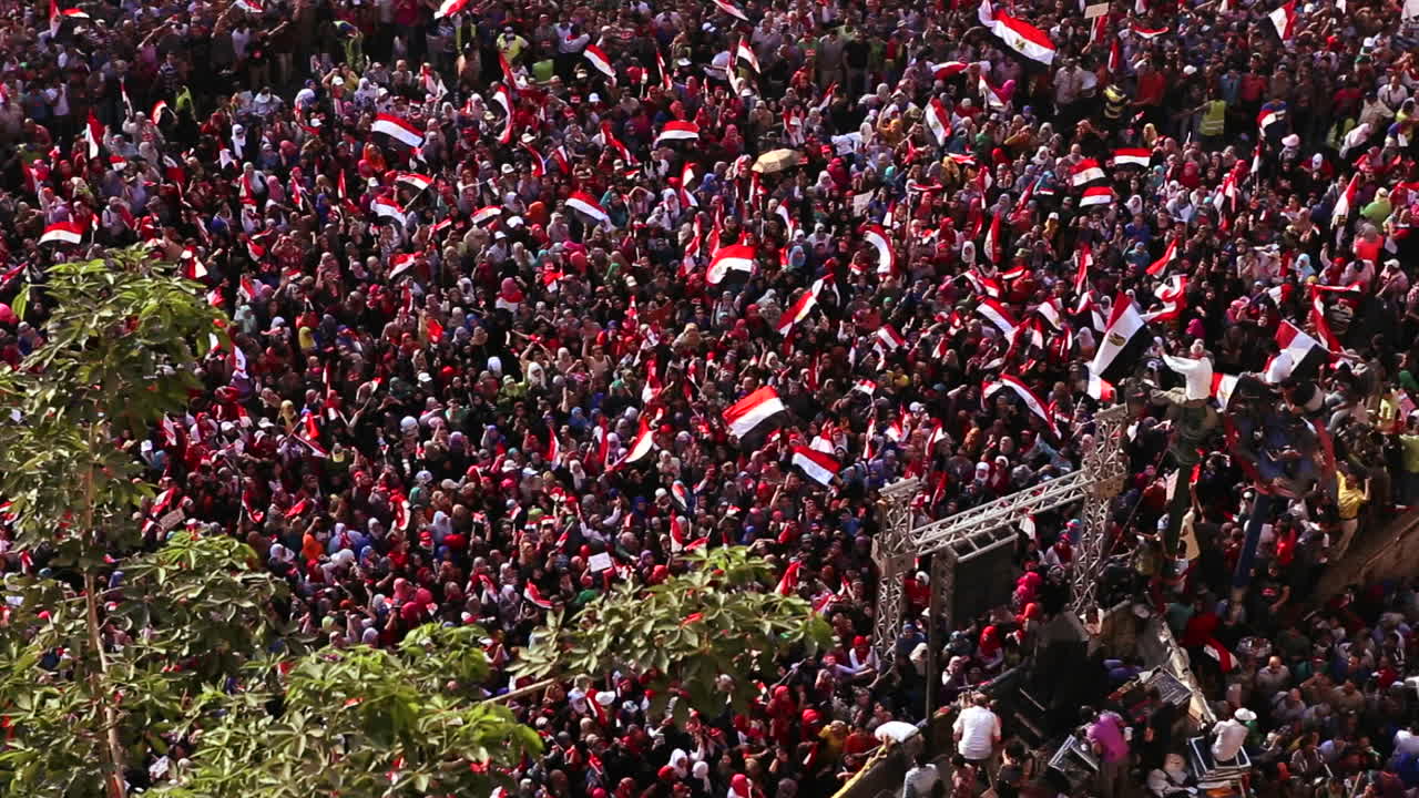 vista aérea de una gran manifestación en la plaza tahrir en el cairo egipto 1