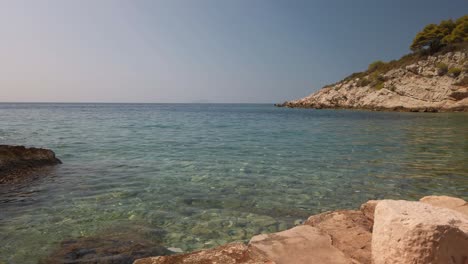 Vista-Del-Mar-Adriático-Con-Una-Costa-Rocosa-Blanca-En-La-Isla-De-Vis-En-Croacia