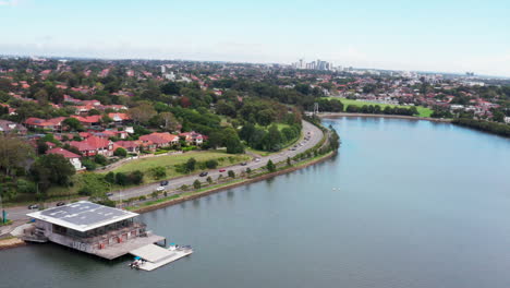 Toma-Aérea-De-Un-Dron-Sobrevolando-UTS-Y-Hacia-La-Autopista-A4-En-Sydney,-Australia