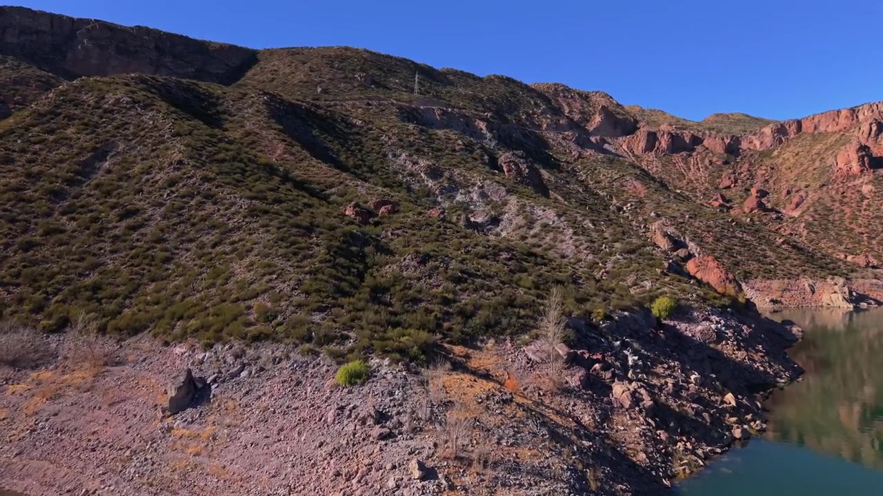 Scogliere del Cañón del Atuel sopra un bacino idrico turchese a Mendoza, Argentina, ripresa con drone