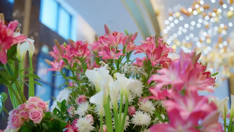 Decoración-De-Flores-Rosas-Y-Blancas-En-La-Entrada-Del-Hotel-Primer-Plano,-Disparo-En-Arco