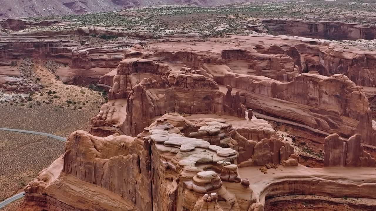 Vista del paesaggio della Moab Valley nello Utah che mostra le formazioni rocciose e la strada